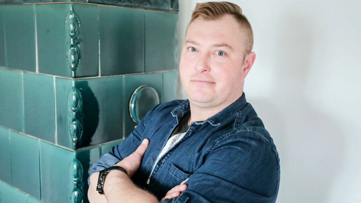 Łukasz ma 35 lat, pochodzi z Mazur i jest ojcem dwójki dzieci. Jako mężczyzna po przejściach nie uważa, żeby rozwód, dzieci, czy inne wyznanie było przeszkodą w zbudowaniu związku. Od kobiety oczekuje lojalności, miłości do siebie i dzieci oraz zrozumienia dla jego pracy.