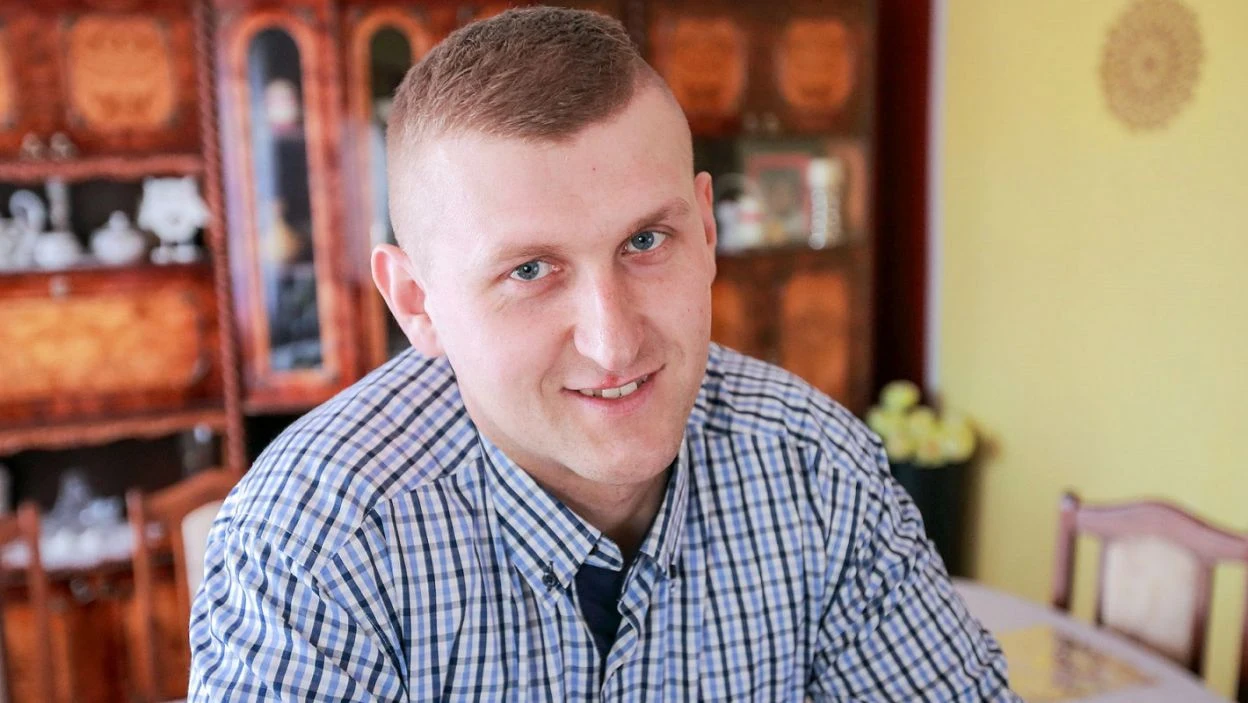 Mariusz to 31-letni kawaler z Wielkopolski. Jest typem "złotej rączki" - wszystko naprawi, lubi majsterkować. Szuka spokojnej katoliczki, o dobrym sercu, która będzie służyła pomocą i dobrą radą. Musi być normalna, szczera i dobra. Najważniejsze jest, żeby była między nimi iskra.