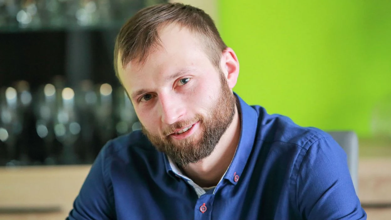 Michał ma 29 lat i pochodzi z Mazowsza. Przyznaje, że wygląd ma znaczenie, a dziewczyna musi mu wpaść w oko. Jeżeli chodzi o cechy charakteru, to za najważniejsze uważa cierpliwość, zrozumienie i wyrozumiałość. Nie ma problemu z rozwódkami, ale wolałby, aby przyszła partnerka nie miała dzieci.


