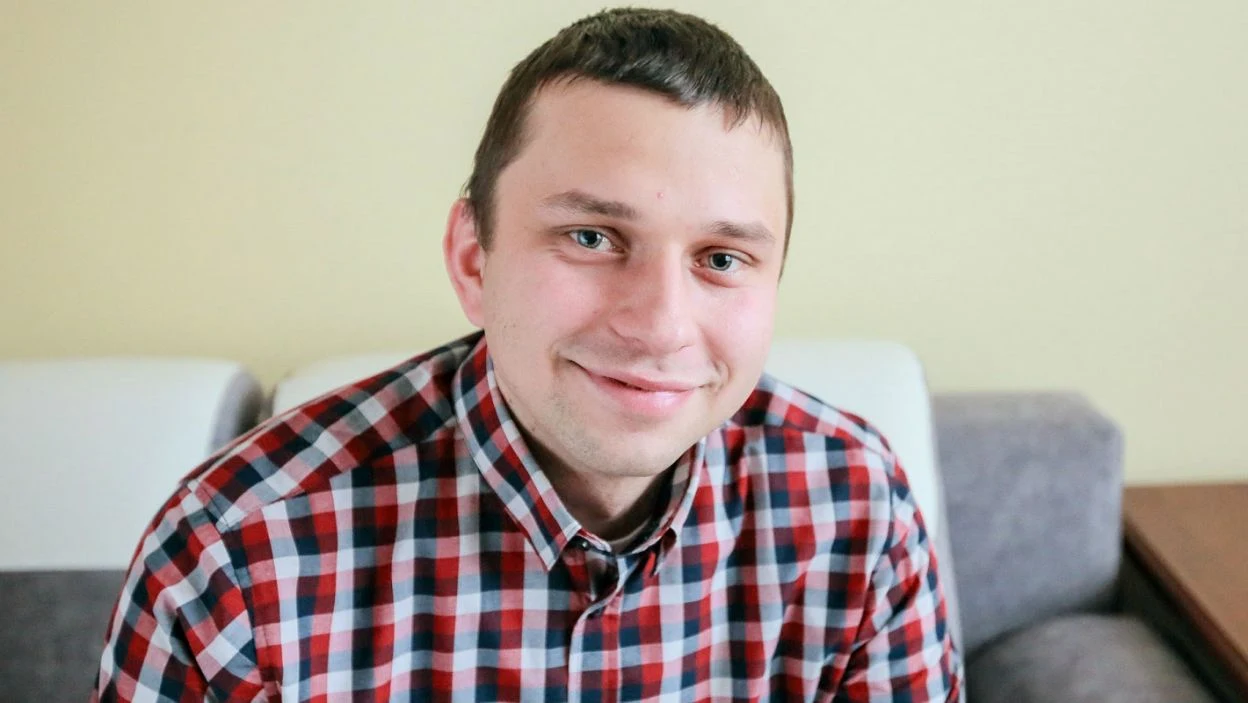 Krzysztof to 26-letni kawaler z Mazowsza. Wierzy w miłość idealną. Szuka szczerej, wesołej, szczupłej blondynki, którą mógłby zabierać na romantyczne kolacje do restauracji i z którą mógłby zbudować wspólne życie.