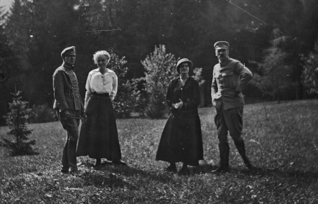 Od prawej: brygadier Józef Piłsudski, Aleksandra Szczerbińska, Maria Michalewska, porucznik Bolesław Wieniawa-Długoszowski w Zakopanem, 1916