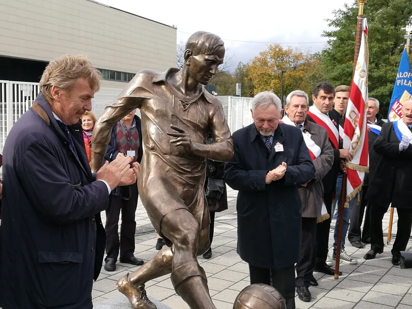 Odsłonięcie pomnika Józefa Kałuży przed stadionem Cracovii - Zbigniew Boniek (z lewej), prezes PZPN-u, i Jacek Majchrowski, prezydent Krakowa