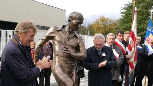 Odsłonięcie pomnika Józefa Kałuży przed stadionem Cracovii - Zbigniew Boniek (z lewej), prezes PZPN-u i Jacek Majchrowski, prezydent Krakowa