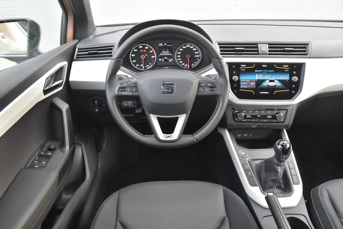 W starannie wykonanym kokpicie brakuje miękkich tworzyw (za 1951 zł można mieć alcantarę na fotelach i deskę obszytą skórą). Białe wykończenie kokpitu i szwy to wyróżniki wersji Xcellence. W starannie wykonanym kokpicie brakuje miękkich tworzyw (za 1951 zł można mieć alcantarę na fotelach i deskę obszytą skórą). Białe wykończenie kokpitu i szwy to wyróżniki wersji Xcellence.