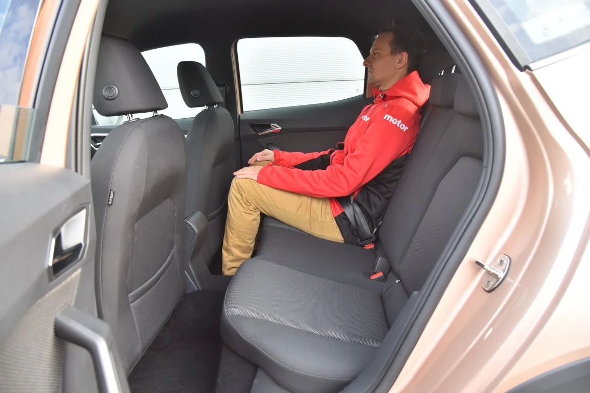 W 2. rzędzie nawet ktoś o wzroście 190 cm zmieści głowę (gorzej ze stopami). Kieszenie z tyłu foteli – tylko w Aronie Xcellence. W 2. rzędzie nawet ktoś o wzroście 190 cm zmieści głowę (gorzej ze stopami). Kieszenie z tyłu foteli – tylko w Aronie Xcellence.