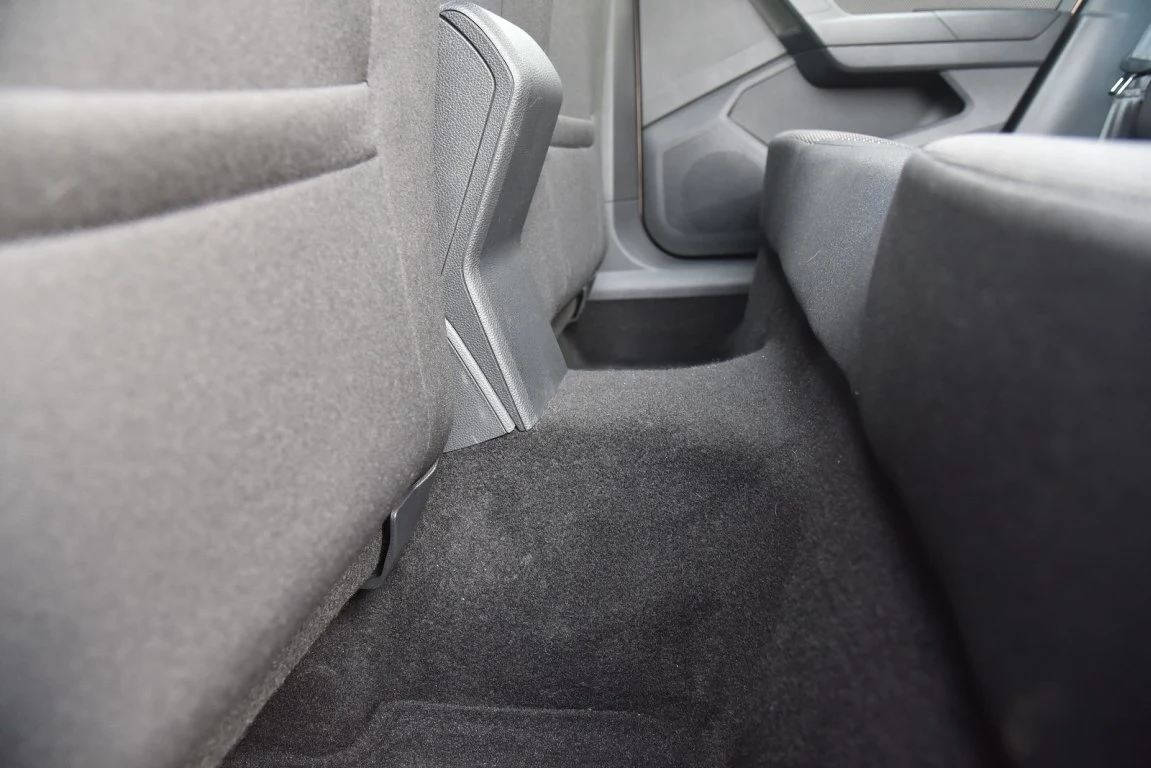 Siedzącemu pośrodku przeszkadza wysoki tunel środkowy. Siedzącemu pośrodku przeszkadza wysoki tunel środkowy.