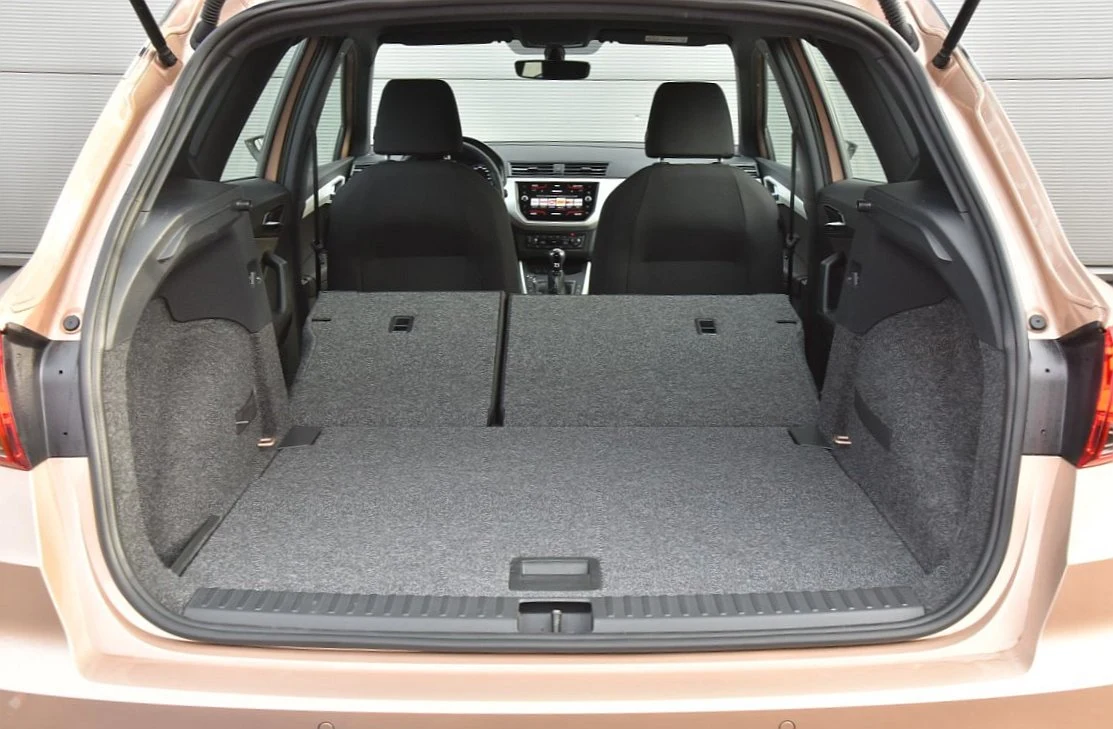 Po złożeniu kanapy nie ma schodka, ale podłoga nie jest idealnie płaska. Po złożeniu kanapy nie ma schodka, ale podłoga nie jest idealnie płaska.