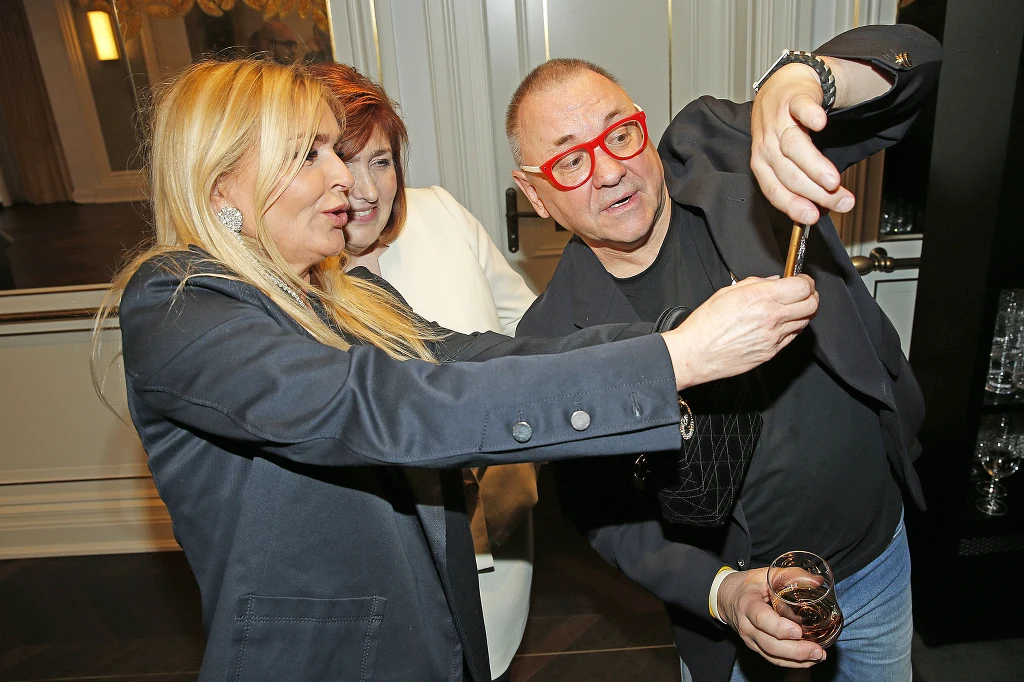 Jurek Owsiak z żoną Lidią i Moniką Olejnik Jurek Owsiak z żoną Lidią i Moniką Olejnik
