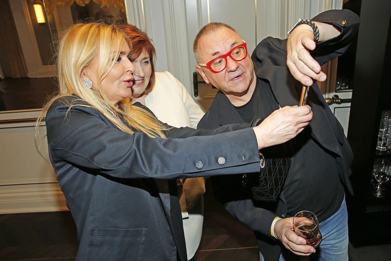 Jurek Owsiak z żoną Lidią i Moniką Olejnik