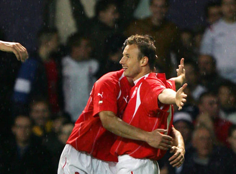 Tomasz Frankowski po strzeleniu gola Anglii w 2005 roku w Manchesterze Tomasz Frankowski po strzeleniu gola Anglii w 2005 roku w Manchesterze