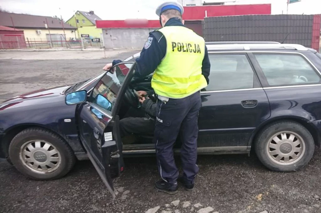 Pijany kierowca i żona bez uprawnień