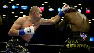 Krzysztof Głowacki (z lewej) tu w walce ze Steve'em Cunninghamem