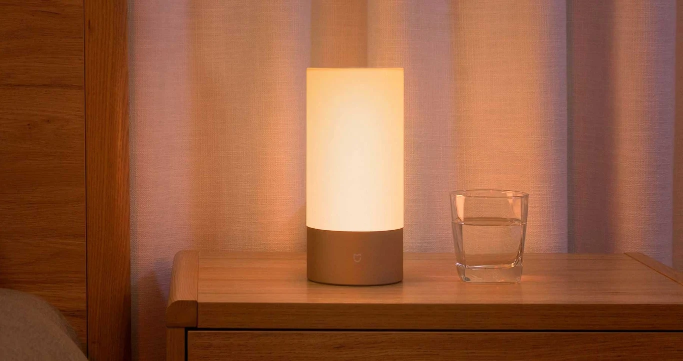 Inteligentne lampki nocne pozwolą ci regulować m.in. stopień natężenia światła i jego barwę