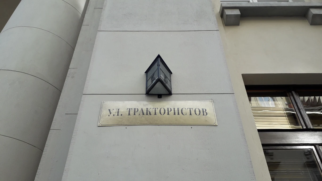 Krakowska ulica Zyblikiewicza i podwórko jednej z kamienic grają w filmie "Obywatel Jones"... Moskwę z lat 30. XX wieku.