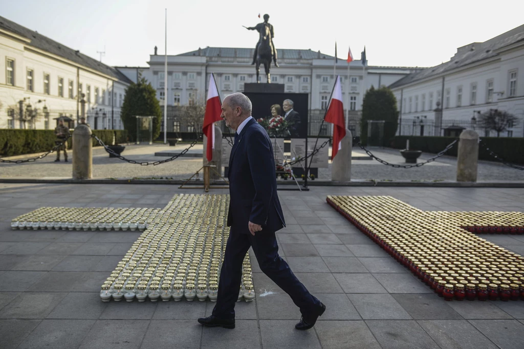 Antoni Macierewicz podczas uroczystości przed Pałacem Prezydenckim w Warszawie w 8. rocznicę katastrofy smoleńskiej Antoni Macierewicz podczas uroczystości przed Pałacem Prezydenckim w Warszawie w 8. rocznicę katastrofy smoleńskiej