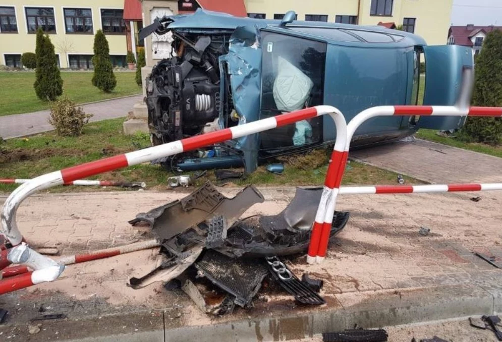 Samochód został kompletnie zniszczony /  Fot: Straż pożarna