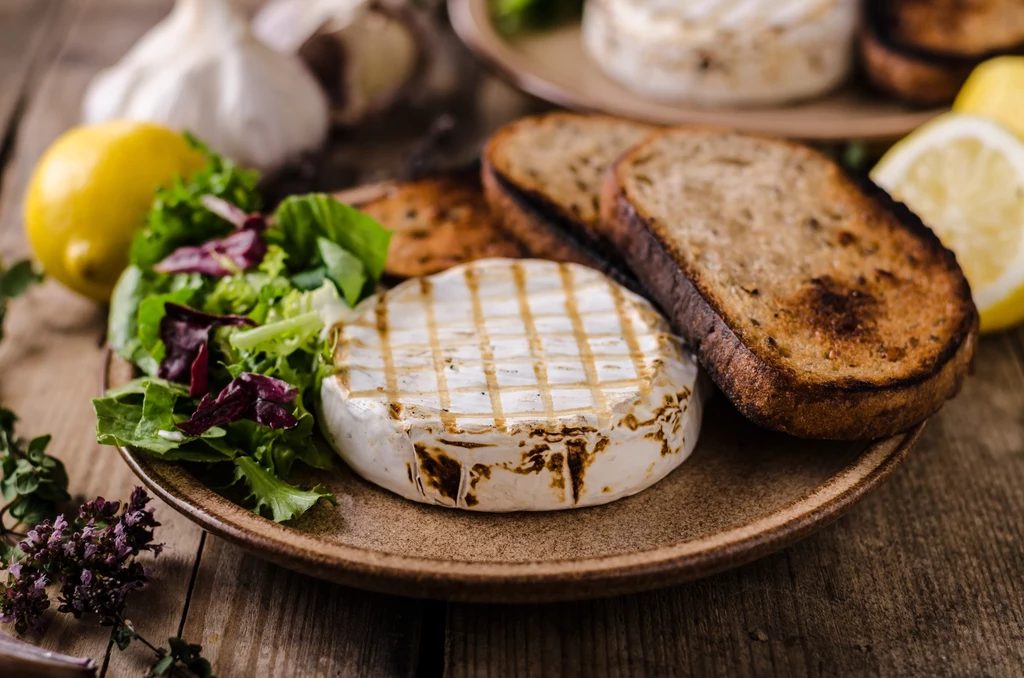 Grillowany camembert może być świetną przystawką, albo dodatkiem do wina