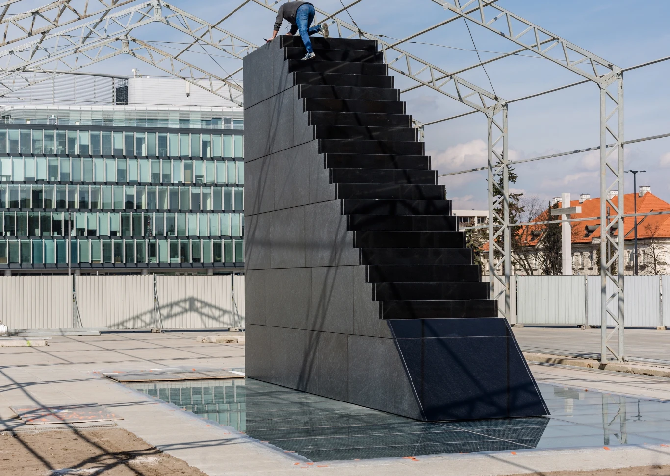 Pomnik ofiar katastrofy smoleńskiej autorstwa Jerzego Kaliny na placu Piłsudskiego w Warszawie Pomnik ofiar katastrofy smoleńskiej autorstwa Jerzego Kaliny na placu Piłsudskiego w Warszawie