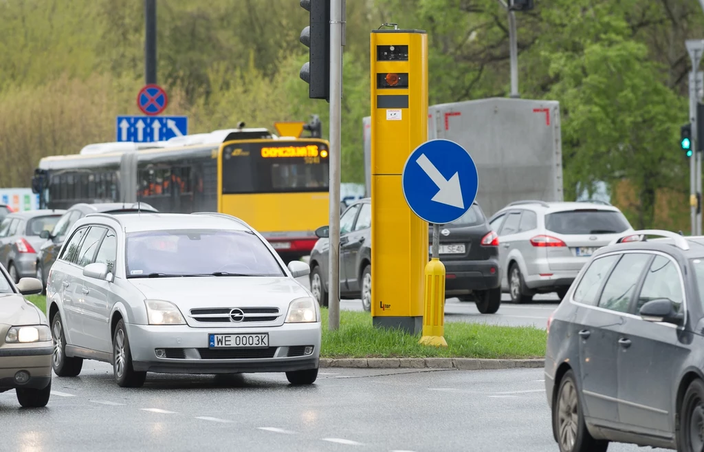 Niemal wszyscy kierowcy zwalniają przed i przyśpieszają za radarem