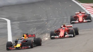 Ubiegłoroczne Grand Prix Chin F1 na torze w Szanghaju: Daniel Ricciardo z Australii na czele stawki, na torze Shanghai International Circuit.