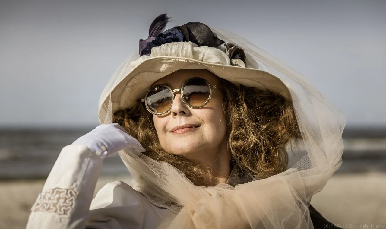 "Kamerdyner" to opowiedziana z epickim rozmachem historia splątanych losów Polaków, Kaszubów i Niemców na tle burzliwych wydarzeń pierwszej połowy XX stulecia. Mateusz Krol (Sebastian Fabijański), kaszubski chłopiec, po śmierci matki zostaje przygarnięty przez arystokratkę Gerdę von Krauss (Anna Radwan) pochodzącą z majętnego pruskiego rodu. 