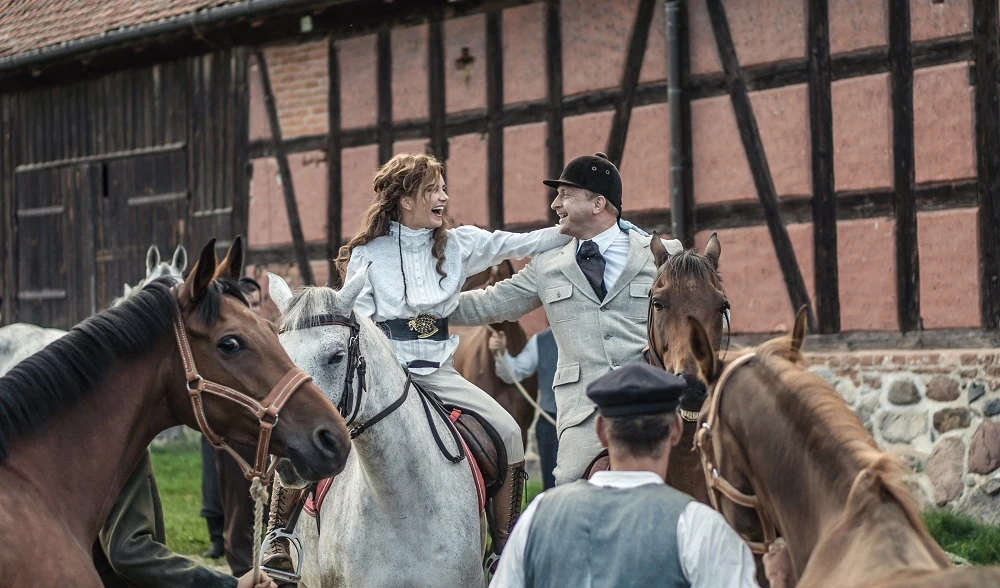 Traktat wersalski, który daje Polsce niepodległość, jednocześnie sprawia, że Kraussowie tracą majątek i wpływy. Wszyscy bohaterowie czują, że świat, który znali, wkrótce diametralnie się zmieni. Zbliża się II wojna światowa. Wśród żyjących obok siebie Kaszubów, Polaków i Niemców wzbierają niechęć i nienawiść. Tragicznym finałem tych napięć jest brutalny mord w lasach Piaśnicy...