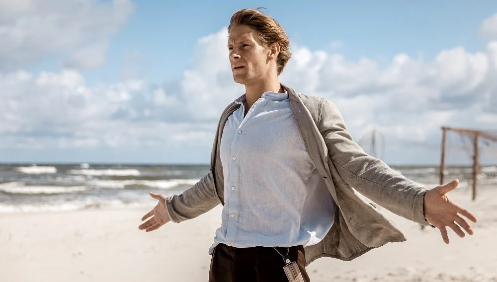 "Kocioł narodowościowy, jaki w pierwszej połowie XX wieku mieliśmy na tych ziemiach, przyniósł nieoczekiwane dramaty, które znalazły swój tragiczny finał w mordzie Kaszubów w lasach Piaśnicy. To był ostatni moment, aby nakręcić ten film, za chwilę wszystko się rozpadnie, uleci z ludzkiej pamięci. A kamera może to wszystko jeszcze zachować. Jeszcze przez chwilę - dodaje reżyser "Kamerdynera".