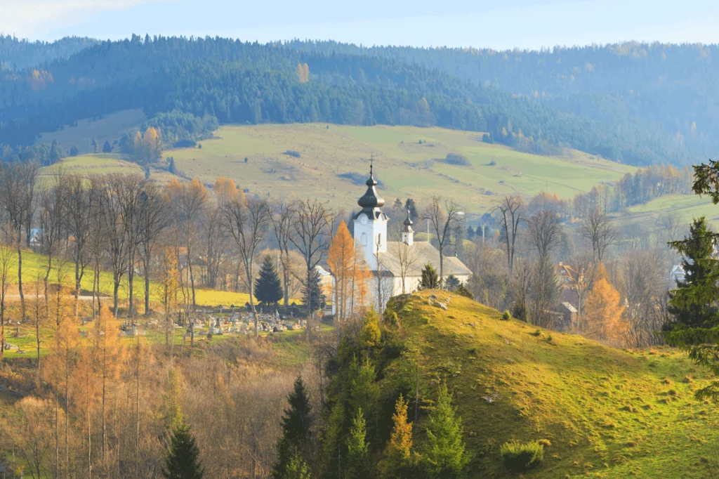 Jaworki, widok na kościół