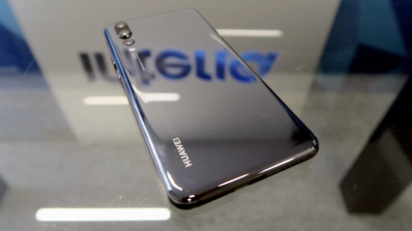 Tylna część P20 Pro "łapie" ślady palców - etui będzie przydatne Tylna część P20 Pro "łapie" ślady palców - etui będzie przydatne