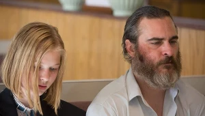 Ekaterina Samsonov i Joaquin Phoenix w filmie "Nigdy cię tu nie było"