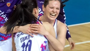 Justyna Żurowska-Cegielska (z prawej) i Dragana Stanković cieszą się z awansu Artego do półfinału