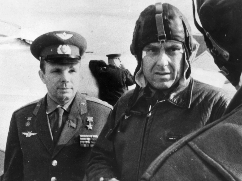 Jurij Gagarin i Władymir Komarow na kosmodromie w 1962 roku