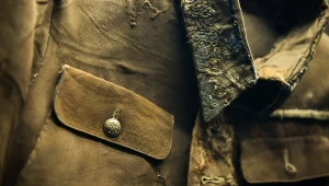 Mundur zamordowanego przez Sowietów polskiego oficera. Ekspozycja Muzeum Katyńskiego 