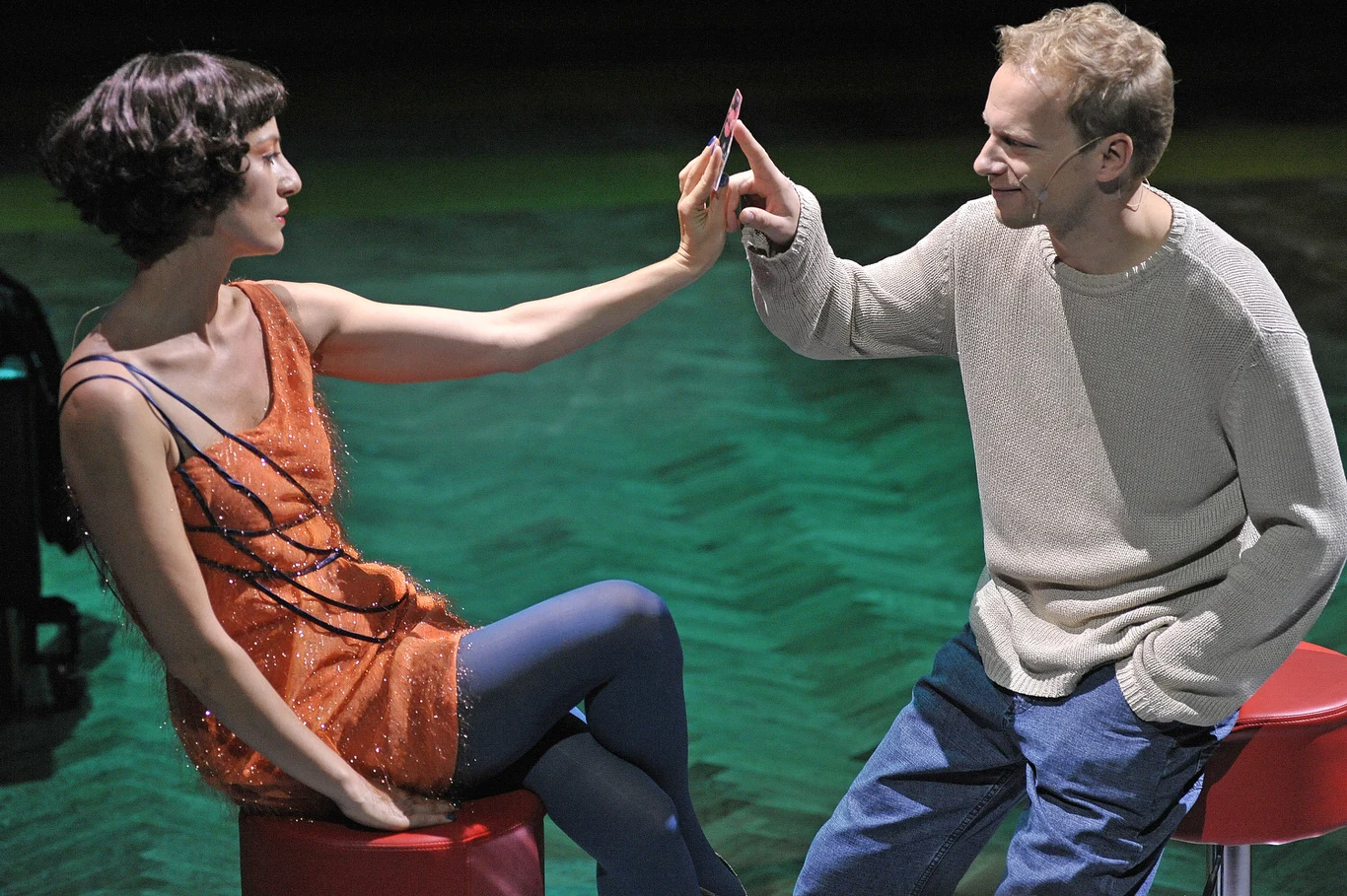 Pod reżyserskimi skrzydłami Warlikowskiego zagrał w głośnych przedstawieniach: "Anioły w Ameryce", "(A)polonia", "Koniec", "Kabaret Warszawski", czy "Francuzi". Na zdjęciu: Maja Ostaszewska i Maciej Stuhr podczas próby spektaklu Krzysztofa Warlikowskiego "Koniec" (2010).