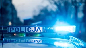 Policjanci radiowozem zawieźli ranne dziecko do szpitala