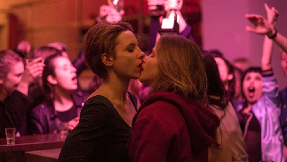 "Nina" to "kolejne podejście polskich filmowców do tematyki LGBT" - pisał recenzent Interii. W filmie Olgi Chajdasz Julia Kijowska zagrała nauczycielkę, która nie może mieć dzieci. Razem z mężem Wojtkiem (Andrzej Konopka) decydują się na surogatkę. Magda (Eliza Rycembel) to pozornie szczęśliwa dwudziestopięciolatka, bawi się życiem, nie ma zobowiązań. Nina zakochuje się bez pamięci w kobiecie, która mogłaby urodzić jej dziecko.

Julia Kijowska i Eliza Rycembel w filmie "Nina"