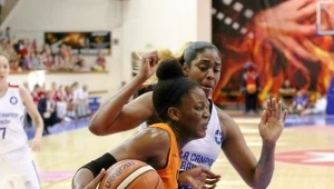 Zawodniczka Wisły CanPack Kraków Cheyenne Parker (tył) i Temitope Fagbenle (przód) z CCC Polkowice