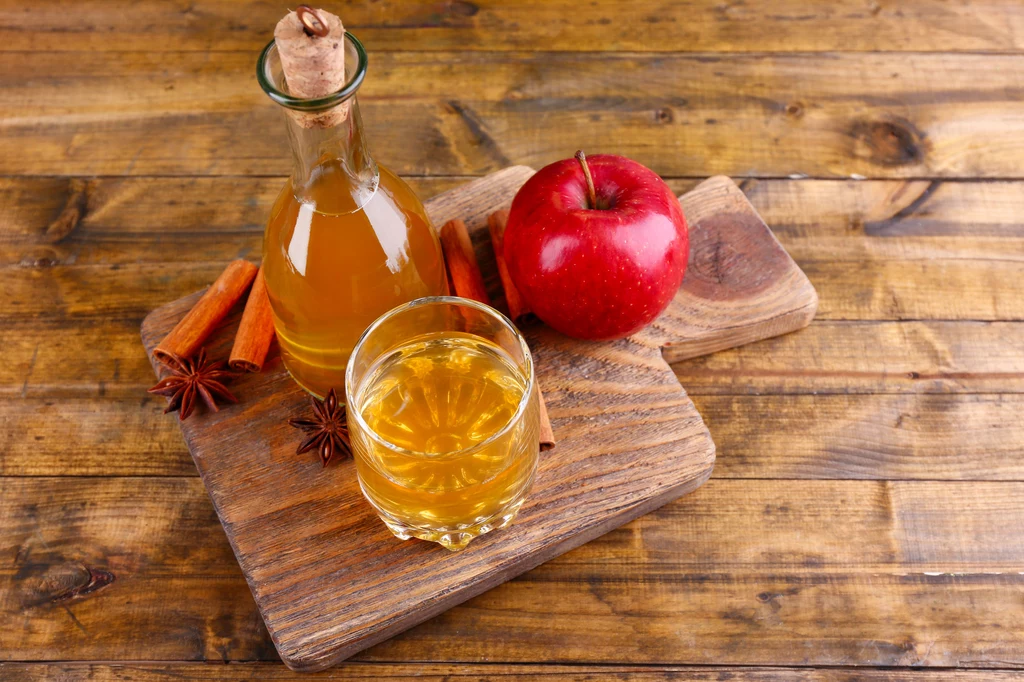Z badań wynika, że spożywanie jednej łyżki octu jabłkowego dziennie pozwala zgubić z talii w ciągu kilku tygodni ok 1,5 cm