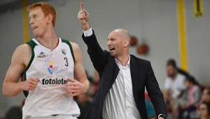 Trener Legii Warszawa Tane Spasew (z prawej) podczas meczu Ekstraklasy koszykarzy z Miastem Szkła Krosno