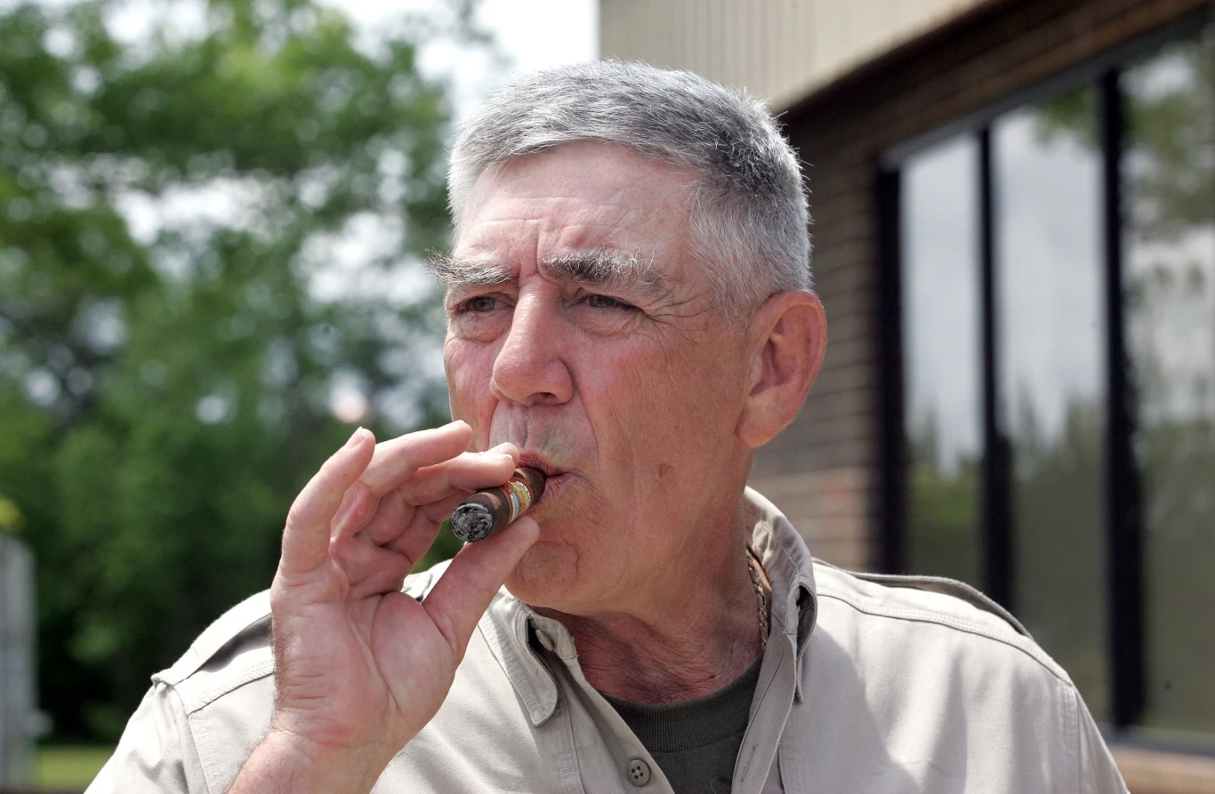Informację o śmierci aktora zamieścił na Facebooku jego agent, Bill Rogin.

"Z głębokim smutkiem informuję, że Lee Ermey ("Gunny") zmarł dziś rano z powodu powikłań po zapalenia płuc. Będzie nam go bardzo brakowało" - napisał manager.

"To strata, na którą nikt nie był przygotowany. (...) Przyczynił się do powstania wielu kultowych bohaterów filmowych. Oni będę żyć wiecznie. Starszy sierżant Hartman był twardym i honorowym człowiekiem. Prawdziwy r. Lee Ermey był człowiekiem rodzinnym, miłym i łagodnym" - dodał Rogin.
