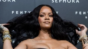 Rihanna w brzydkich butach i prześwitującym body