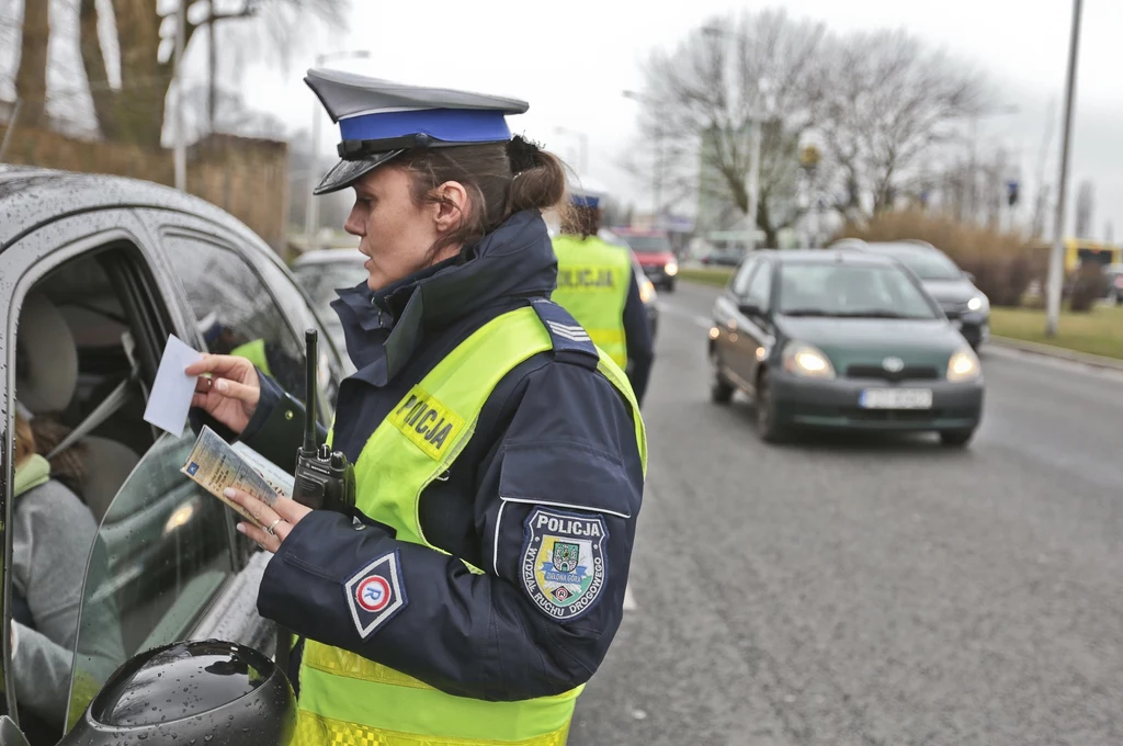 Policjanci sprawdzać będą spaliny