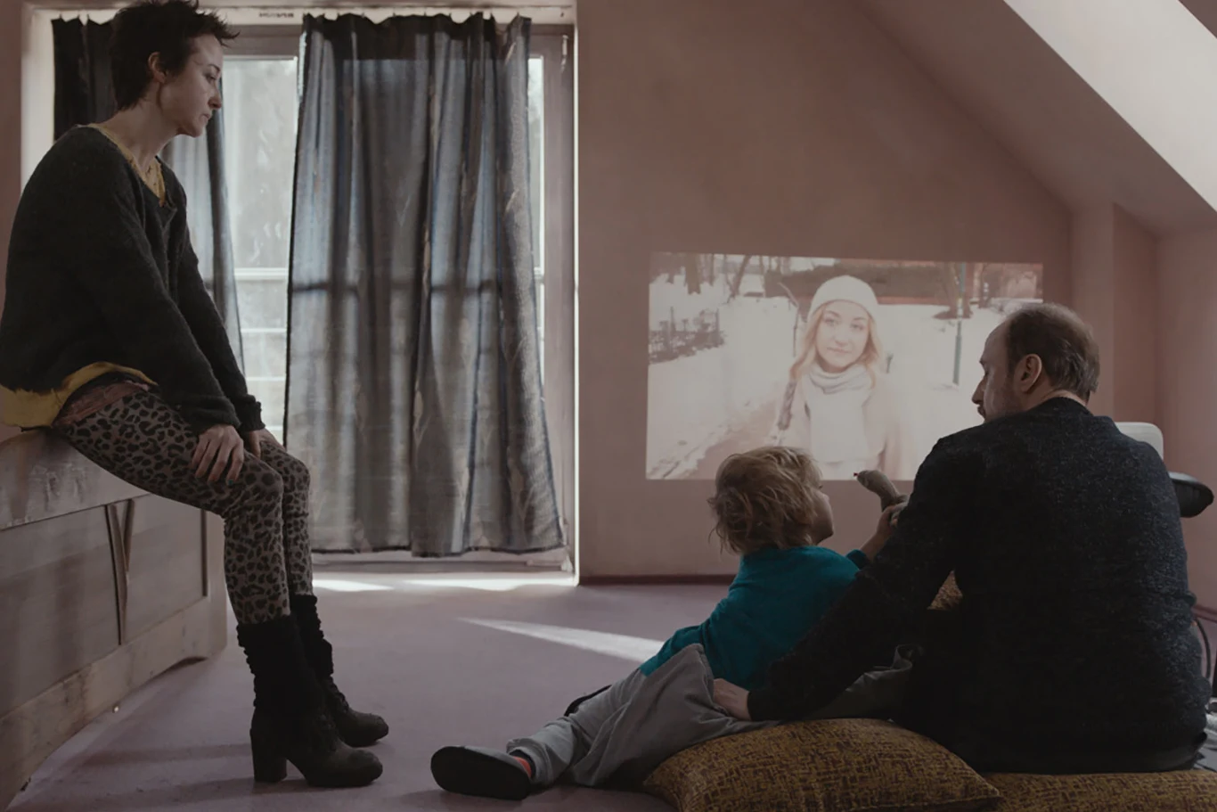 Fuga" opowiada historię Alicji, która straciła pamięć. Bohaterka po dwóch latach wraca do swojego poprzedniego życia, a jej rodzina oczekuje, że odnajdzie się w roli żony, matki i córki. Alicja nie pamięta jednak miłości do rodziny.