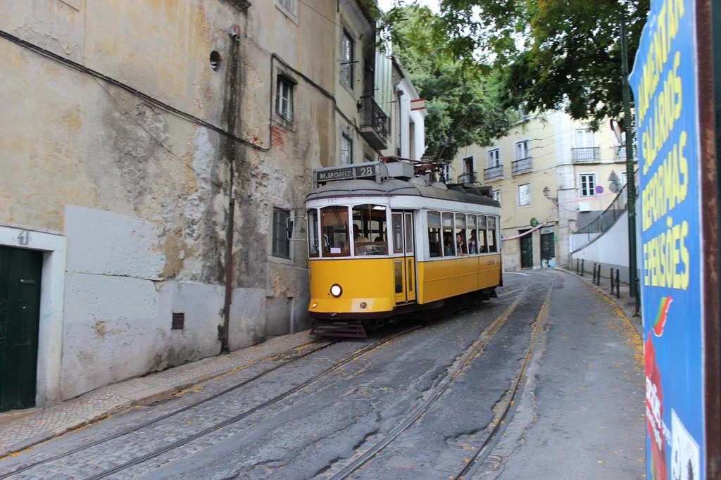 Charakterystyczny żółty tramwaj w Lizbonie