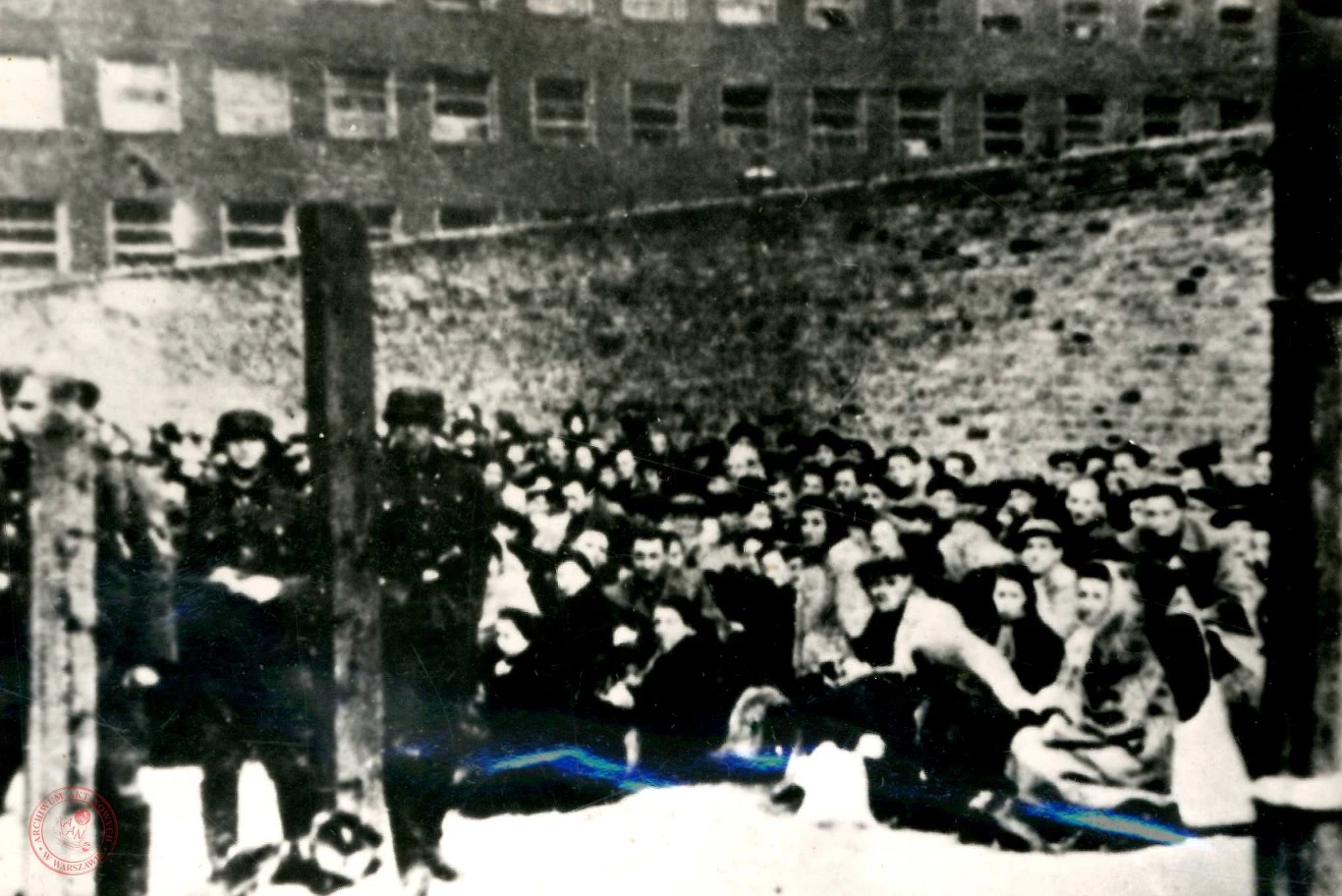 Wysiedleni warszawscy Żydzi na placu przeładunkowym na Stawkach przed wysyłką do obozu w Treblince, sierpień 1942 r.