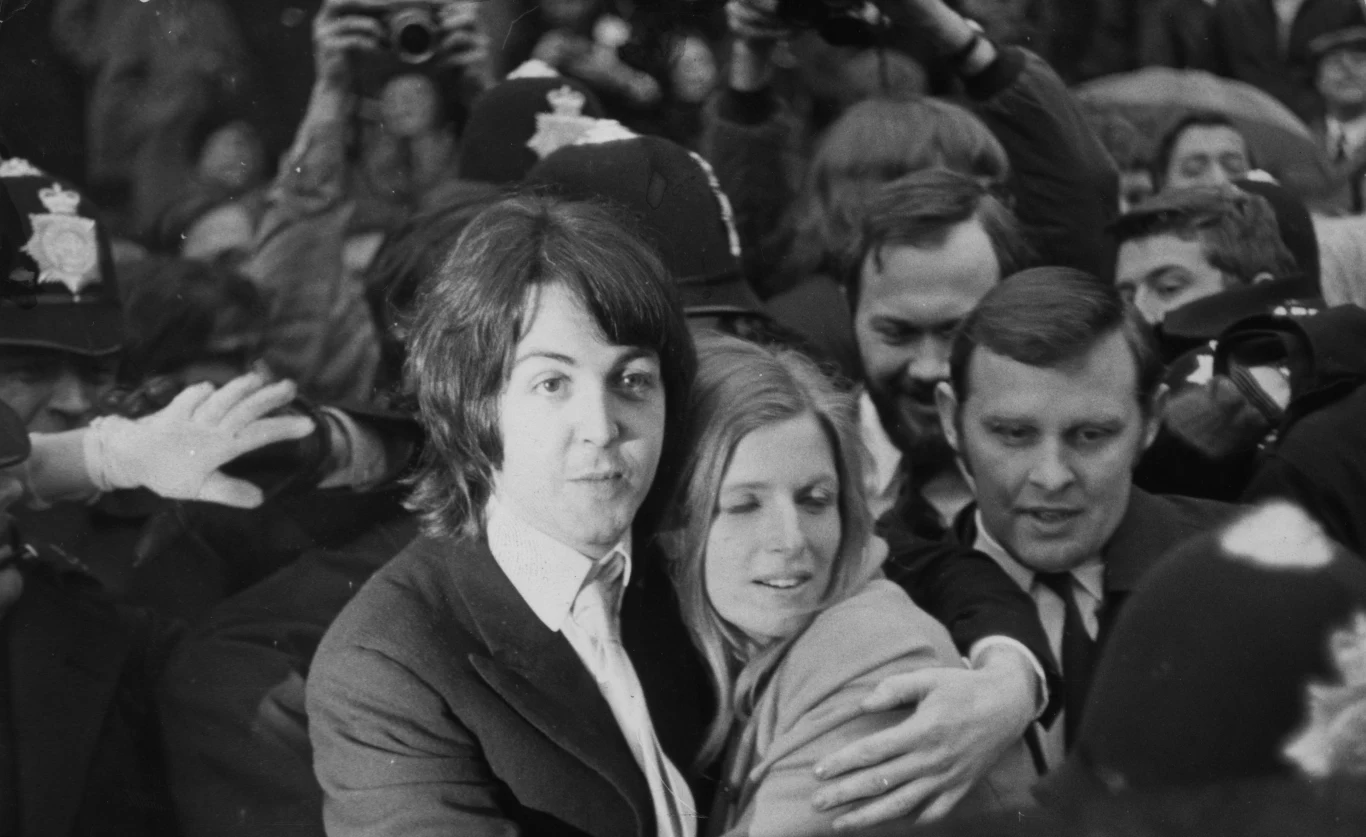 W maju 1968 r. Paul McCartney wraz z Johnem Lennonem wybrali się do Nowego Jorku, by ogłosić powstanie własnej wytwórni Apple. Tam Macca spotkał się z Lindą Eastman, a wkrótce zaprosił fotografkę do Londynu. 12 marca 1969 r. pobrali się podczas skromnej uroczystości w kancelarii w Marylebone w Londynie. "Podobała mi się jako kobieta, miała świetną figurę, więc była dla mnie atrakcyjna fizycznie" - mówił po latach Paul McCartney.