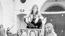 Po rozpadzie The Beatles Paul McCartney wpadł w depresję, spędzając dni głównie w łóżku, popijając alkohol. Z niemocy twórczej wydobyła go właśnie Linda, namawiając do tworzenia nowych piosenek. Tak powstał sygnowany imionami i nazwiskami małżeństwa album "Ram" (1971), a rok później Paul i Linda stworzyli zespół Wings.