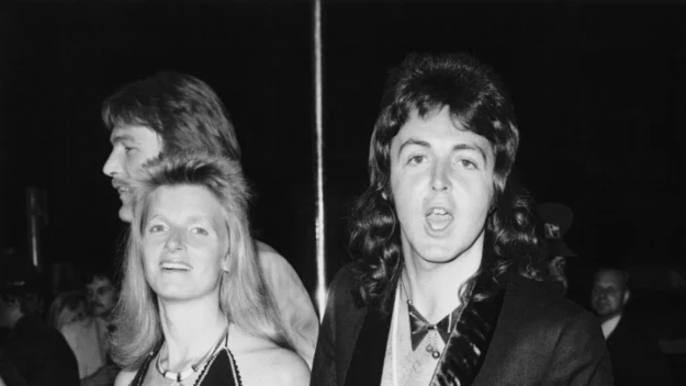 Paul McCartney na początku lat 80. powrócił do kariery solowej. Linda od czasu do czasu wspierała męża w chórkach i na klawiszach, przede wszystkim jednak zajęła się domem i rodziną. W pewnym momencie Linda przeszła na wegetarianizm, a potem przekonała do niego męża i dzieci ("gdyby rzeźnie miały szklane ściany, to cały świat byłby wegetariański" - mówiła).

Na ten temat napisała też książki z przepisami na dania wegetariańskie; aktywnie udzielała się też w organizacjach walczących o prawa zwierząt (m.in. PETA).