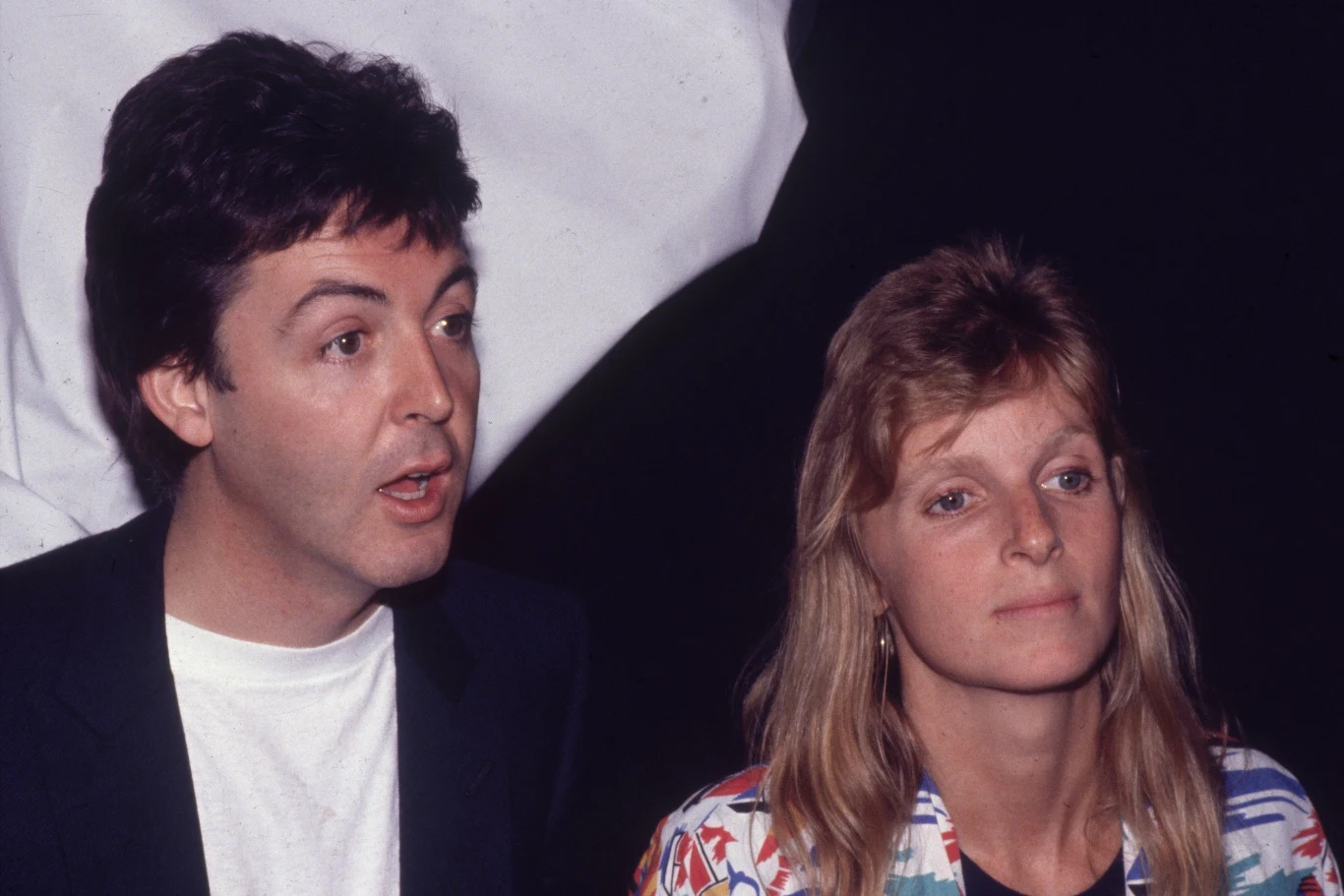 W 1995 r. wykryto u Lindy McCartney raka piersi, który mimo intensywnego leczenia szybko się rozprzestrzenił, atakując m.in. wątrobę. W jego efekcie, 17 kwietnia 1998 r. Linda zmarła na ranczu Paula, w Tuscon, w Arizonie. Została skremowana, a jej prochy zostały rozsypane na terenie ich rodzinnej farmy w Sussex. Już po śmierci żony Paul McCartney przyznał, że jej leczenie było bardzo skomplikowane. Wszystko przez restrykcyjne podejście małżonków do kwestii wykorzystania zwierząt w testowaniu leków - McCartneyowie kochali zwierzęta i byli zagorzałymi wegetarianami. "Jeżeli jakiś lek ma zostać podany człowiekowi, zgodnie z prawem wcześniej musi zostać przetestowany na zwierzętach. W związku z tymi Linda miała opory w czasie terapii, zażywanie leków było dla niej trudne" - powiedział opłakujący żonę muzyk. Paul McCartney przyznał również, że pomimo zapewnień lekarzy, Linda nigdy nie miała pewności, że zażywa leki nietestowane na zwierzętach. "W czasie terapii ufa się ładnie dobranym słowom lekarzy, którzy przekonywali ją, że takie leki może zażyć bez obaw. Nie miała za bardzo wyjścia i musiał im zaufać" - tak artysta wspominał rozterki umierającej żony. Z uwagi na żałobę rodziny, poinformowano media, iż Linda McCartney zmarła nie w Arizonie, ale w kalifornijskim Santa Barbara. Dzięki temu najbliżsi mogli w spokoju oddać hołd zmarłej z dala od wścibskich reporterów. Już w obecności przedstawicieli mediów z całego świata, Linda McCartney została pożegnana na specjalnej ceremonii, która odbyła się 8 czerwca 1998 roku w Londynie. W kościele św. Marcina na Trafalgar Square pojawiło się ponad 700 osób, w tym największe osobistości show-biznesu. Nie zabrakło również żyjących kolegów Paula McCartneya z The Beatles: Ringo Starra i George'a Harrisona.