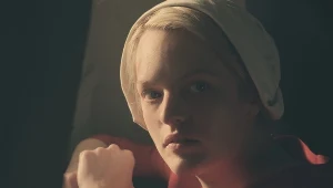 Elisabeth Moss jako Offred/June